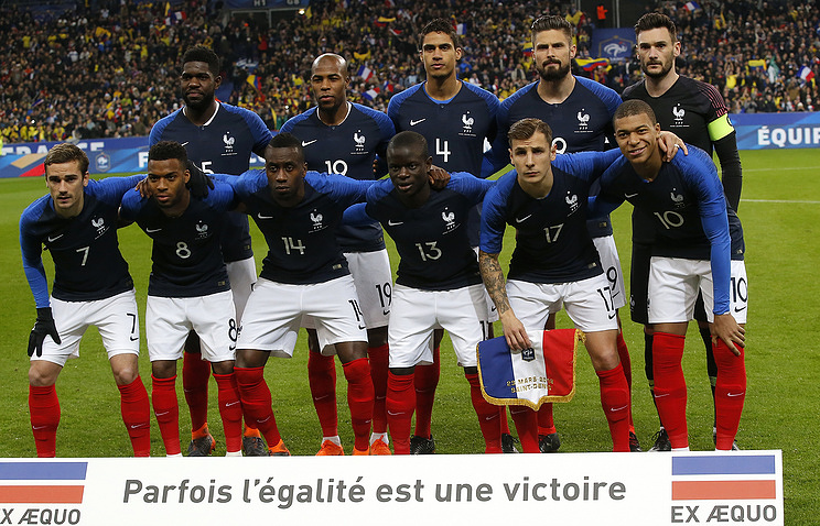 法国国家足球队抵达圣彼得堡,与俄罗斯进行友好合作