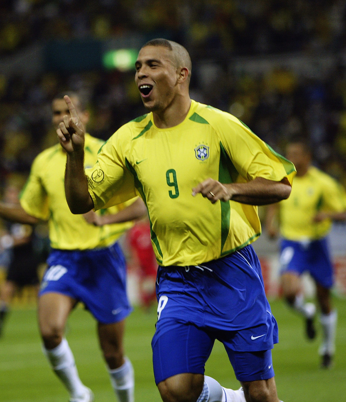 罗纳尔多批评巴西足球 近日,巴西传奇球星罗纳尔多在接受《mano a