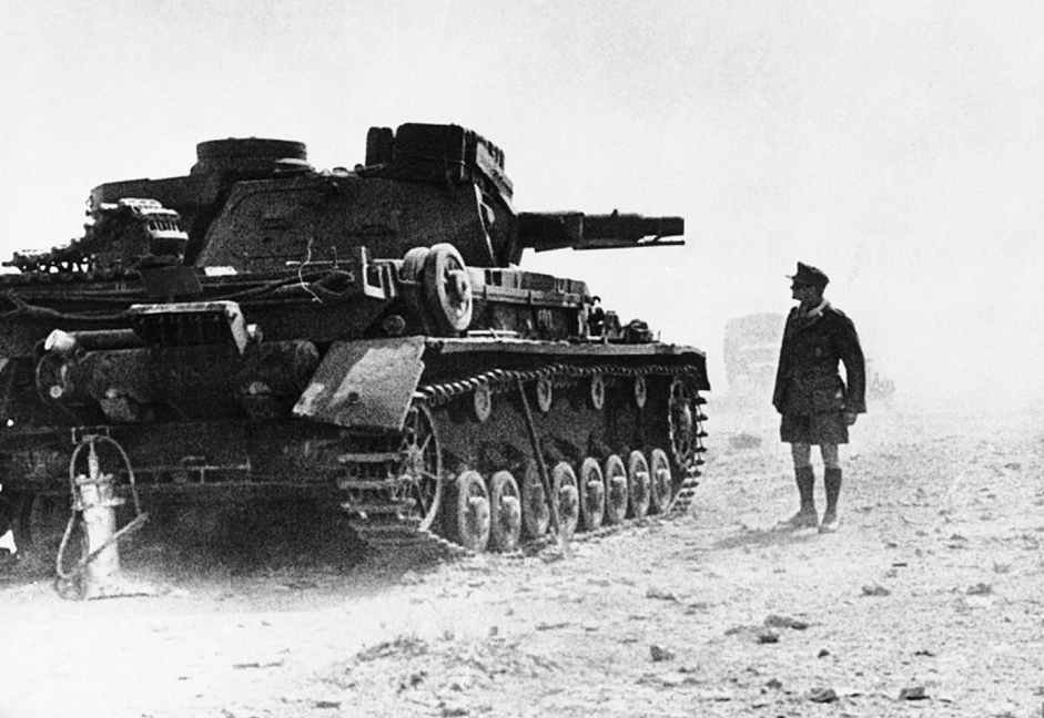1941年4月14日,德国北非远征军的一辆巨大的四型坦克,停在利比亚沙漠