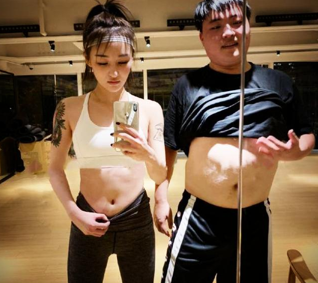 简自豪携女友出没健身房,小狗肚子辣眼睛,网友关注点却在奥咪咪