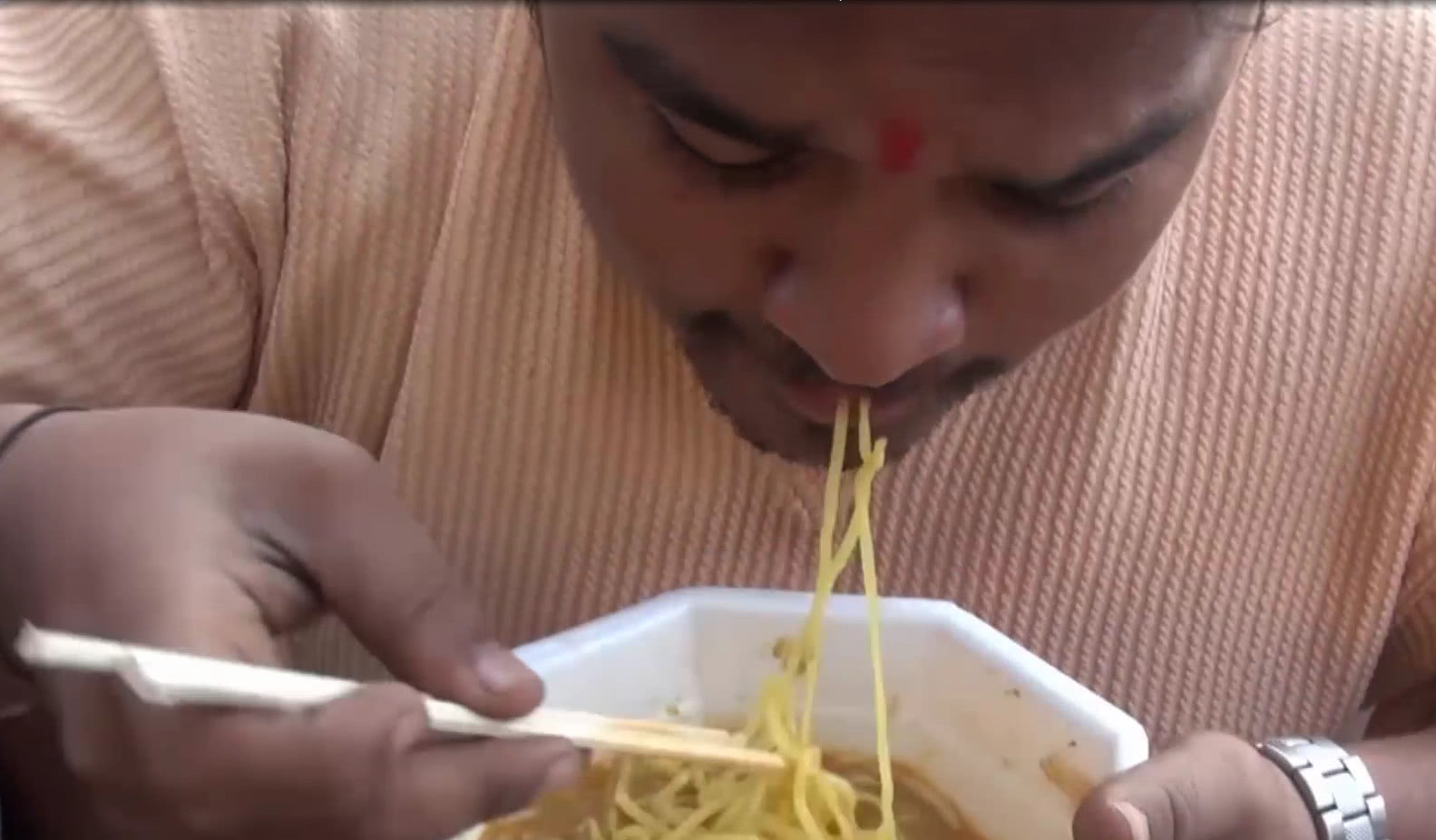 印度人为了吃方便面学会了用筷子,暂时放弃了传统的手抓饭