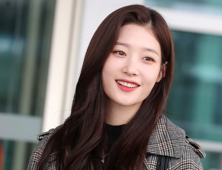 郑采妍气质爆棚,光一身格纹大衣美得高级,人间樱花不是浪得虚名