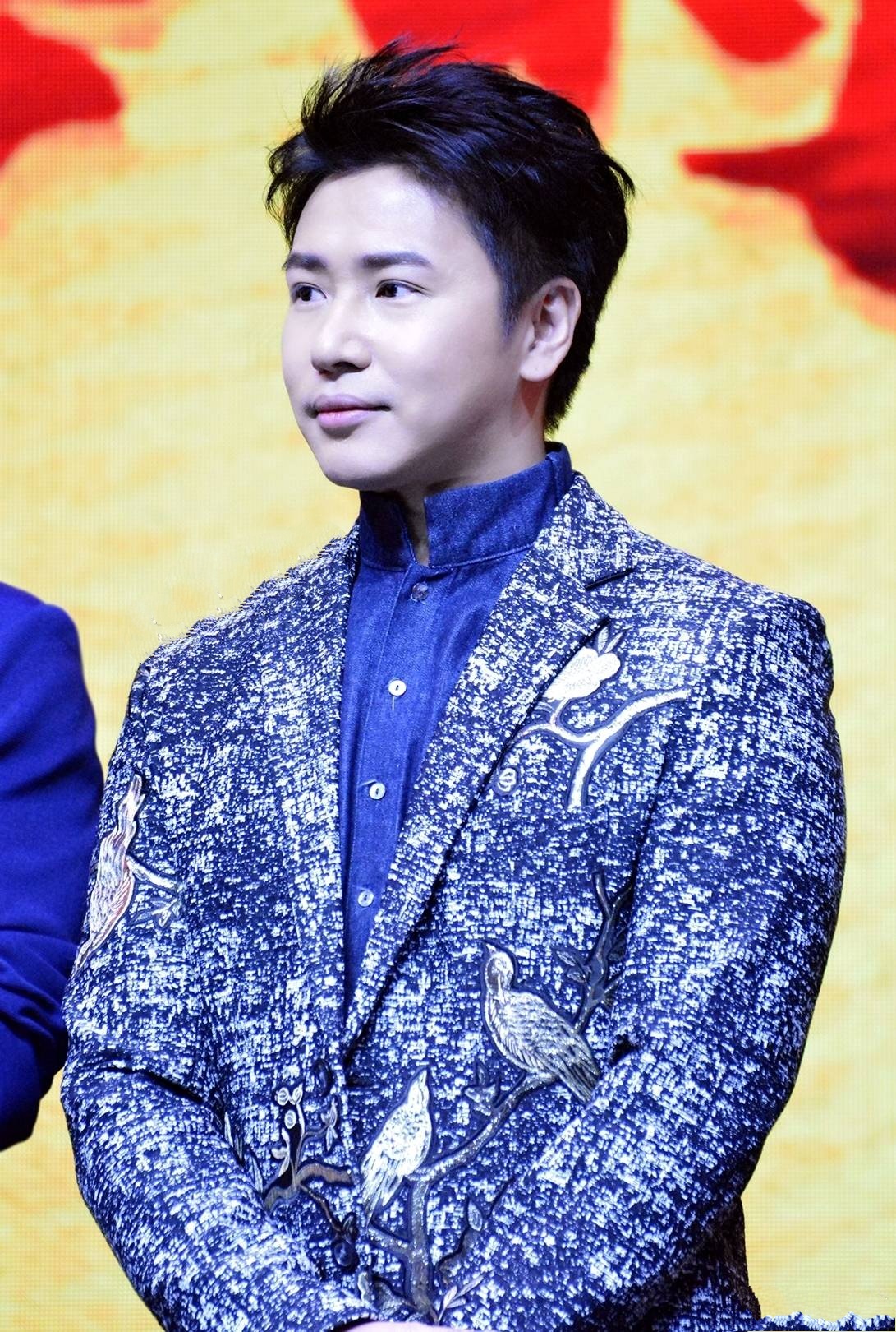 恭喜欧弟,喜迎二胎,晒出来的照片中,两口子被女儿这个动作抢镜