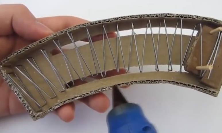 刺激战场:感受一下大神用瓦楞纸制作的akm,一枪打爆塑料杯