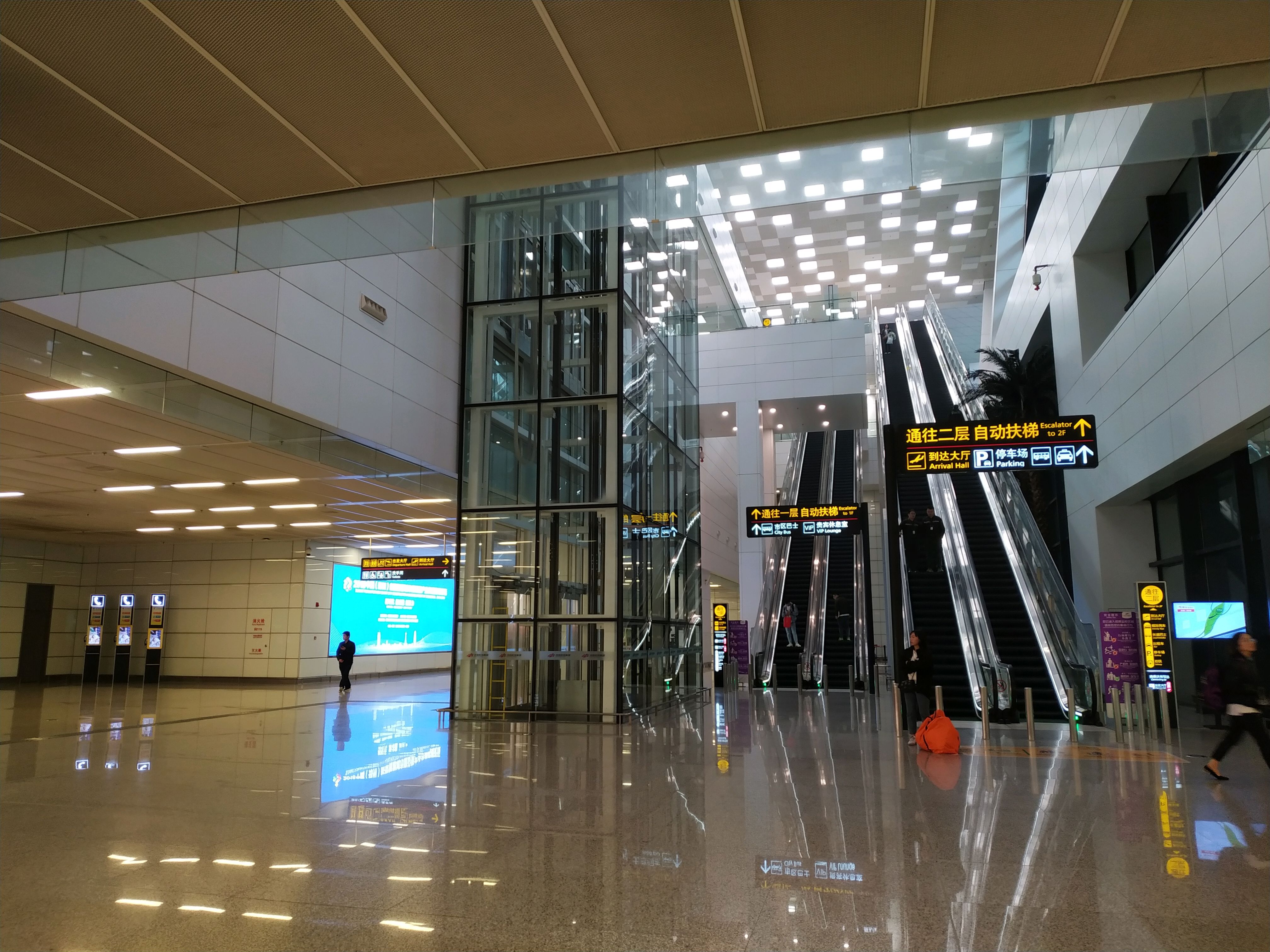 第一次去郑州新郑国际机场原来这么大,真是高端大气!