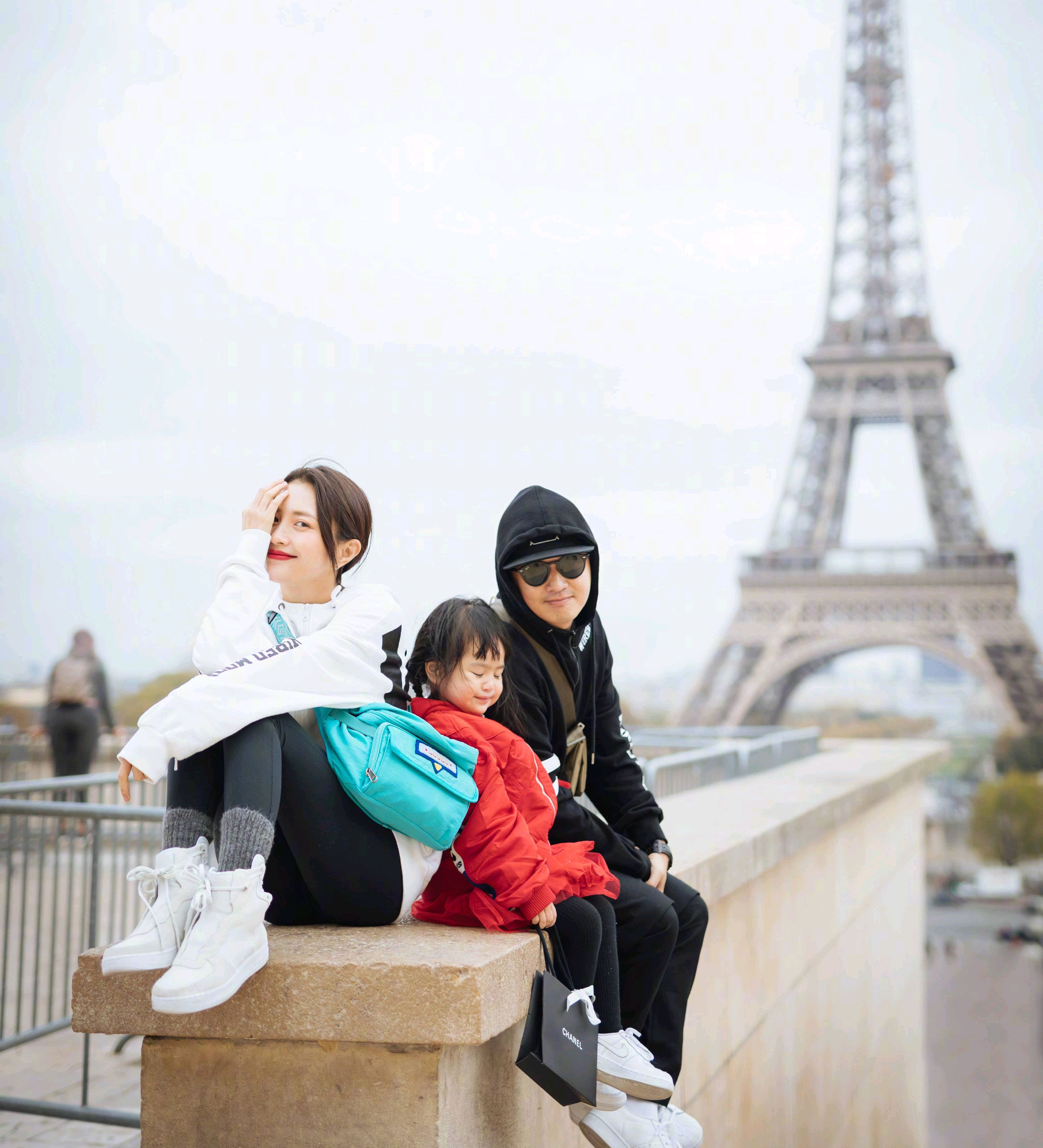 包贝尔包文婧带女儿饺子游巴黎,幸福的一家三口