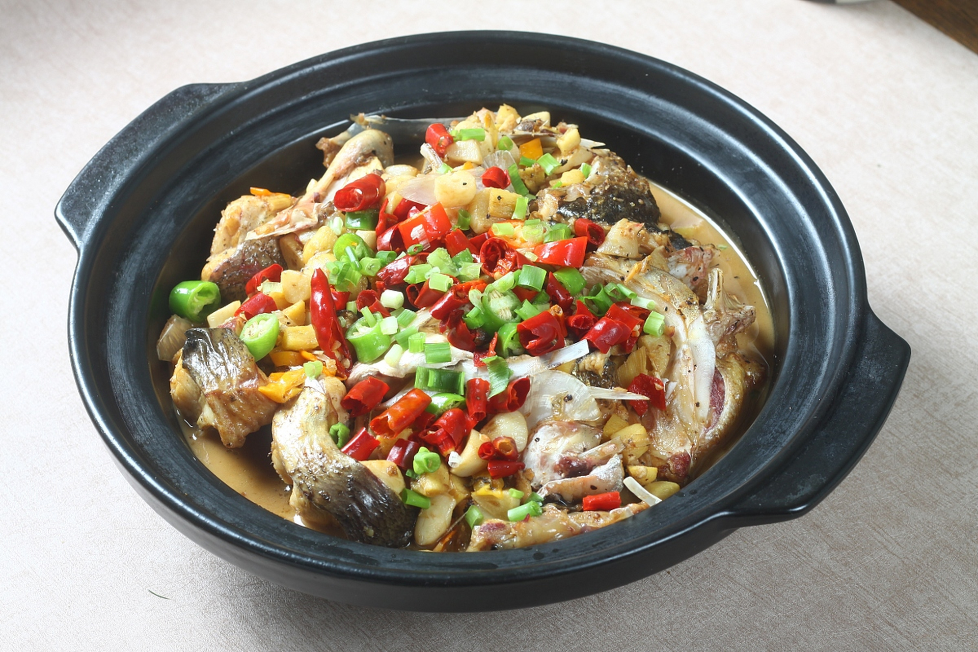 天目湖鱼头被誉为"常州味蕾盛宴",口感香甜可口,展现城市独特美食文化