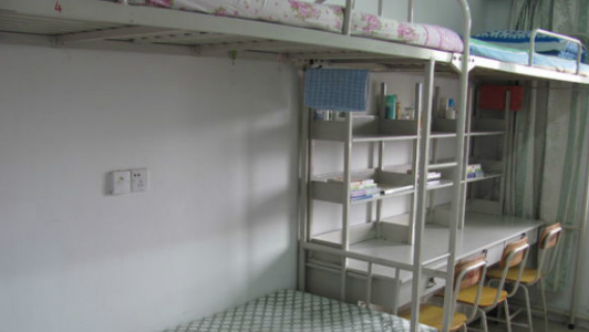 这样的大学宿舍也敢收4000,太坑了吧!网友:有上海兴伟学院高?