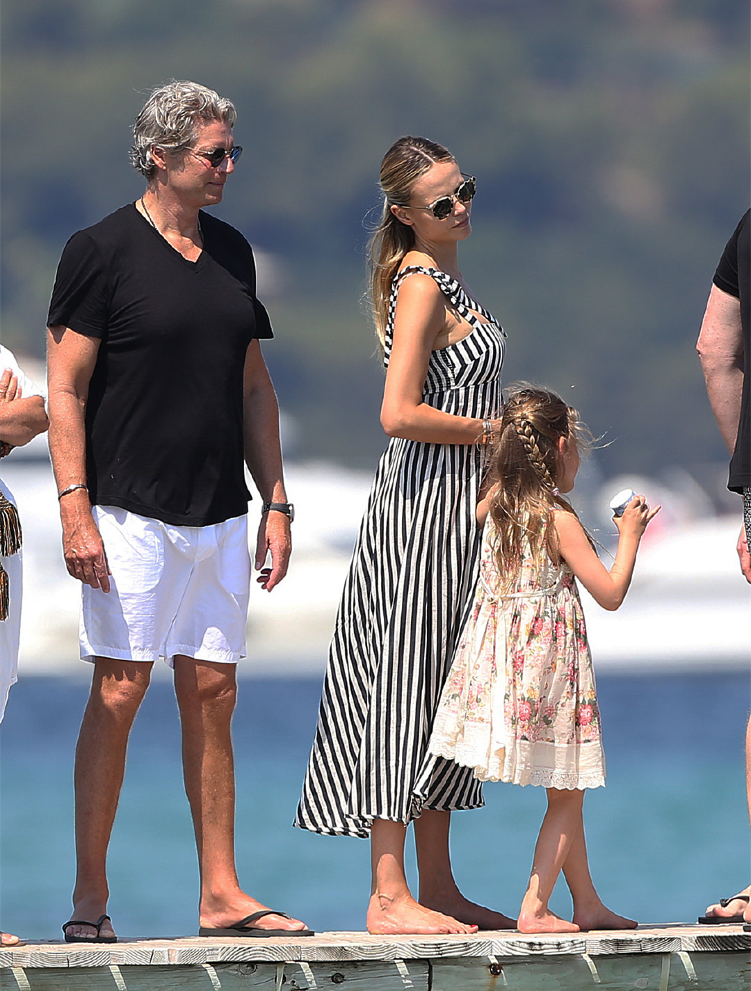 超模娜塔莎一家三口海边度假,穿条纹裙清新靓丽,女儿印花裙可爱