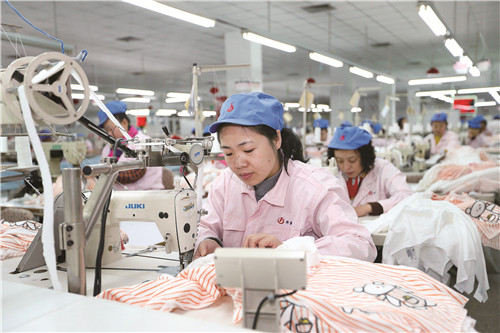 山东大型纺织企业青岛市即墨区即发集团的纺织工人在生产出口服装