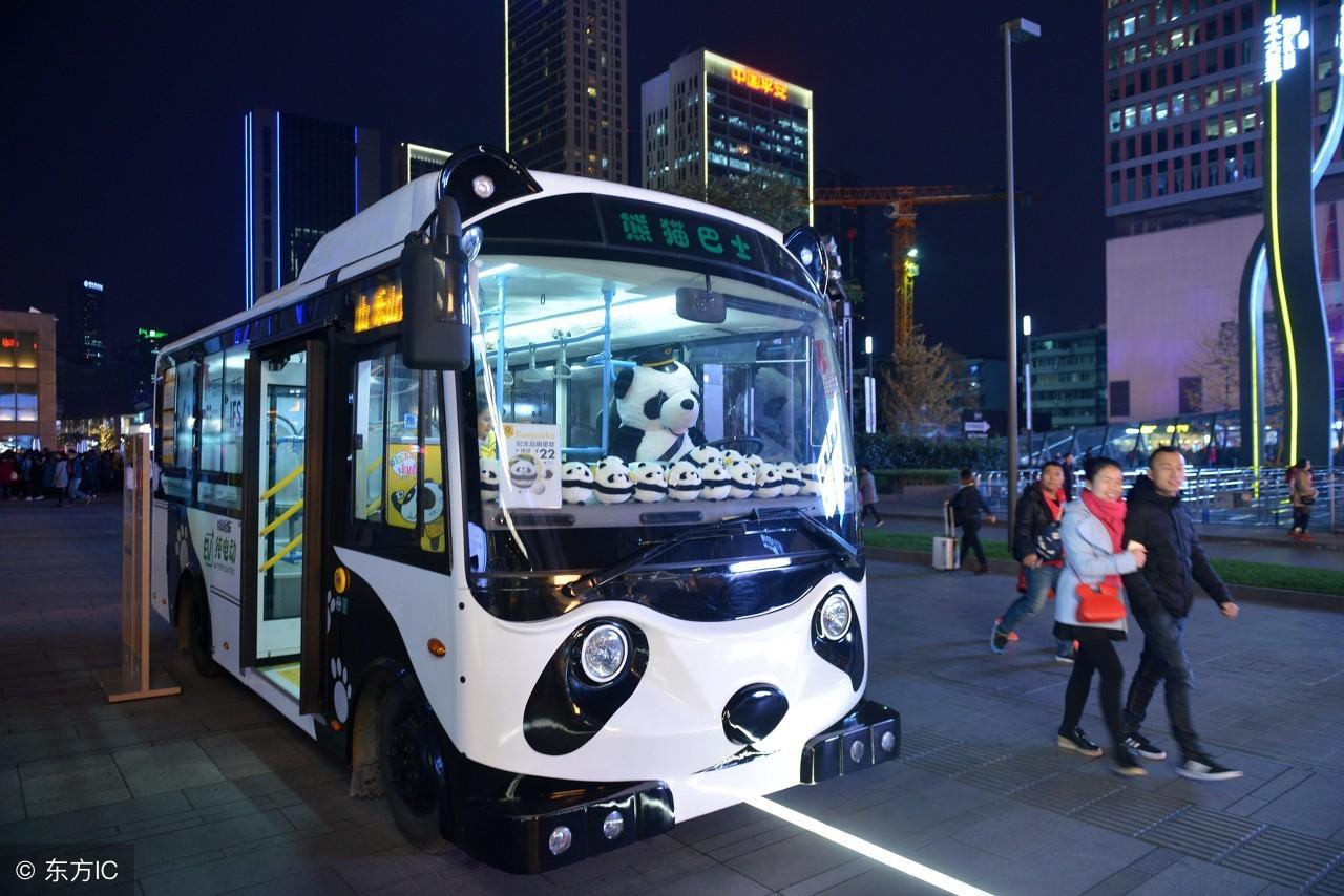 在四川省成都市,一辆熊猫巴士被当地网友称为成都最萌公交车