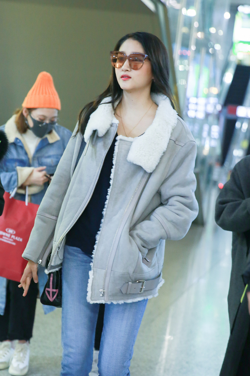 关晓彤近日在社交媒体上分享了一组金发羊毛卷造型的照片,引起了广泛