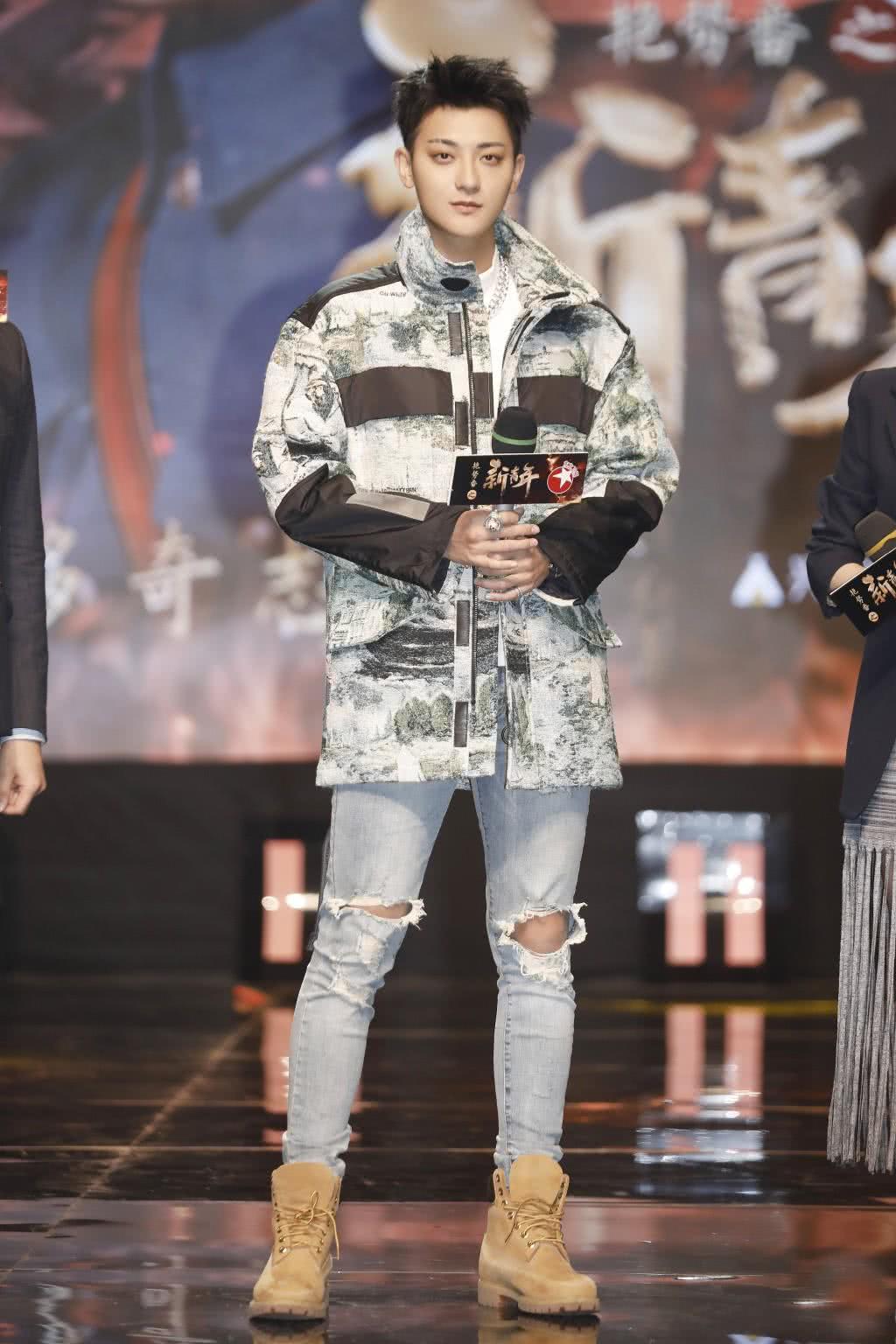 黄子韬终于换了发型,额头露出来更精神帅气,满满男人味