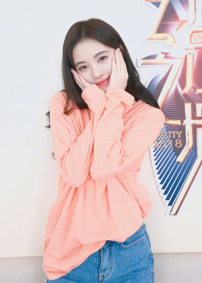 鞠婧祎身穿简约卫衣,尽显时尚感,套上"熊皮"却更加清纯动人