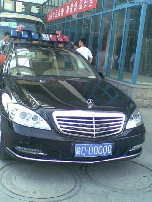 奔驰s级挂"陕o00000"车牌,连劳斯莱斯见到也让着它,什么来头?