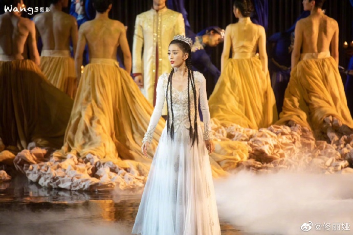 仙女在人间!佟丽娅翩翩起舞身姿曼妙 民族服装展万种风情
