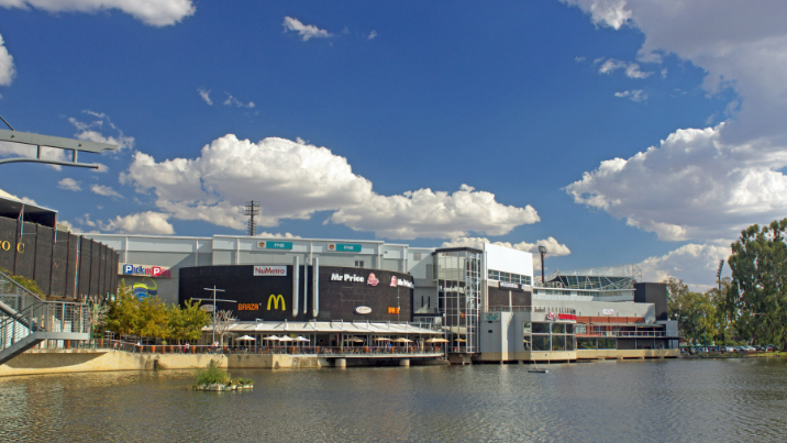 布隆方丹一词,原意为"花之根源".市内丘陵起伏,风景秀丽.