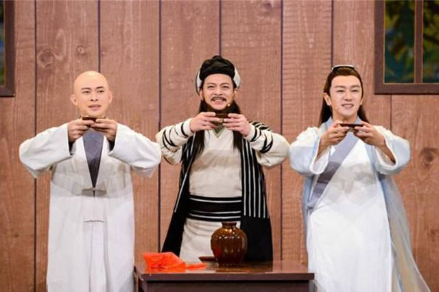 97版天龙八部重聚王牌,三兄弟大碗喝酒,22年后阿紫再度拥抱乔峰