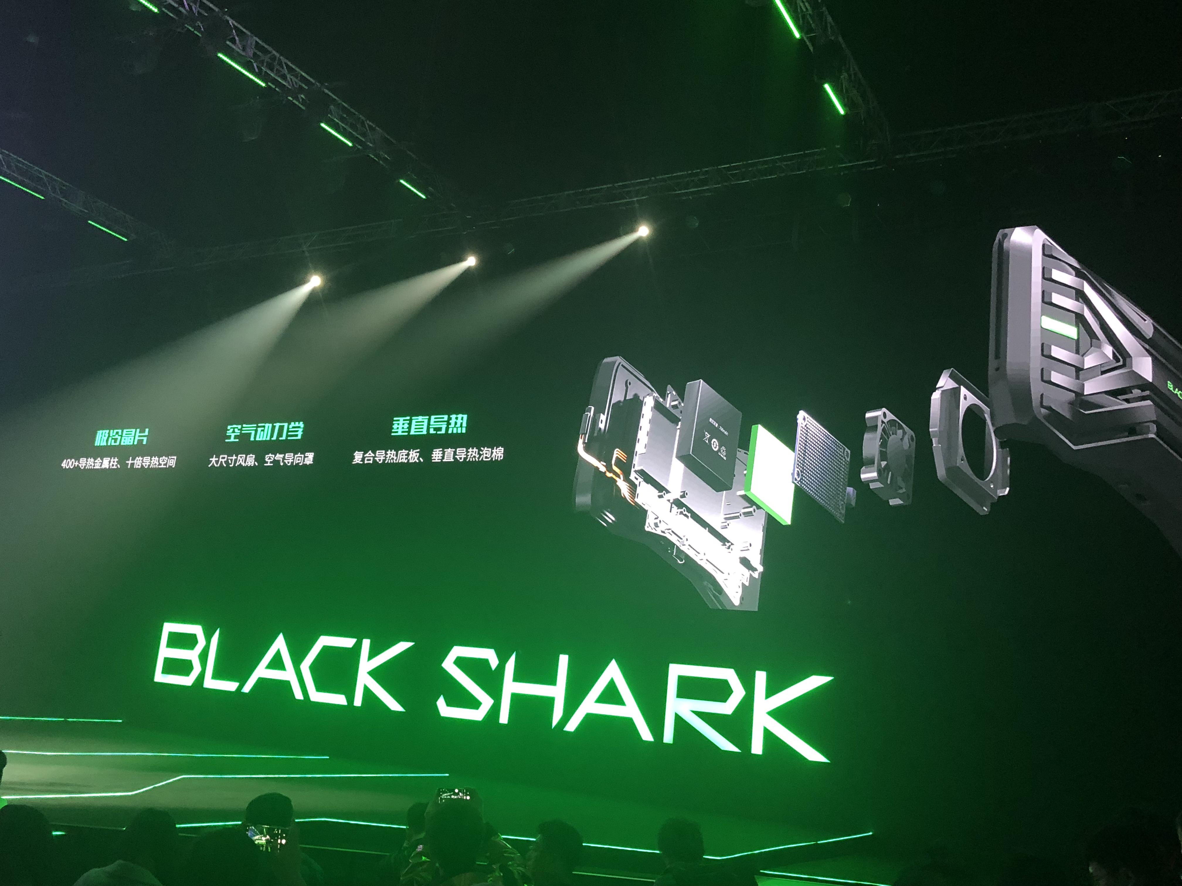 "背着冰箱打游戏" 看小米黑鲨游戏手机有哪些创新(图片集锦)