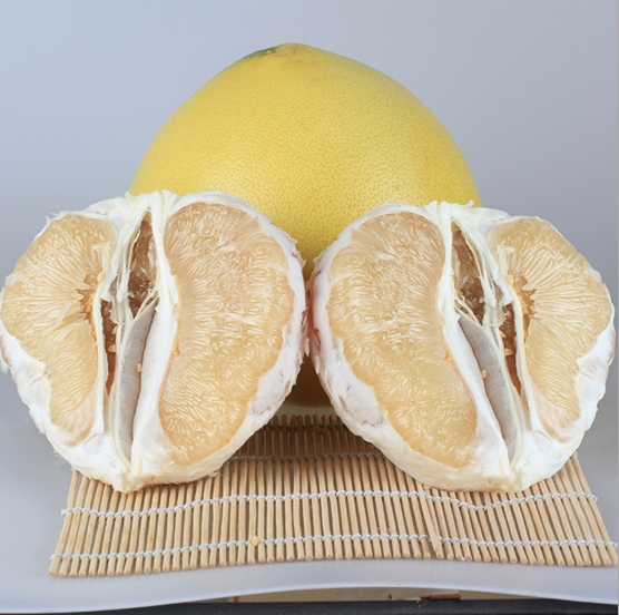 柚子肉有丰富的蛋白质,维生素,有机酸及钠,镁,钙等人体必需的元素,这