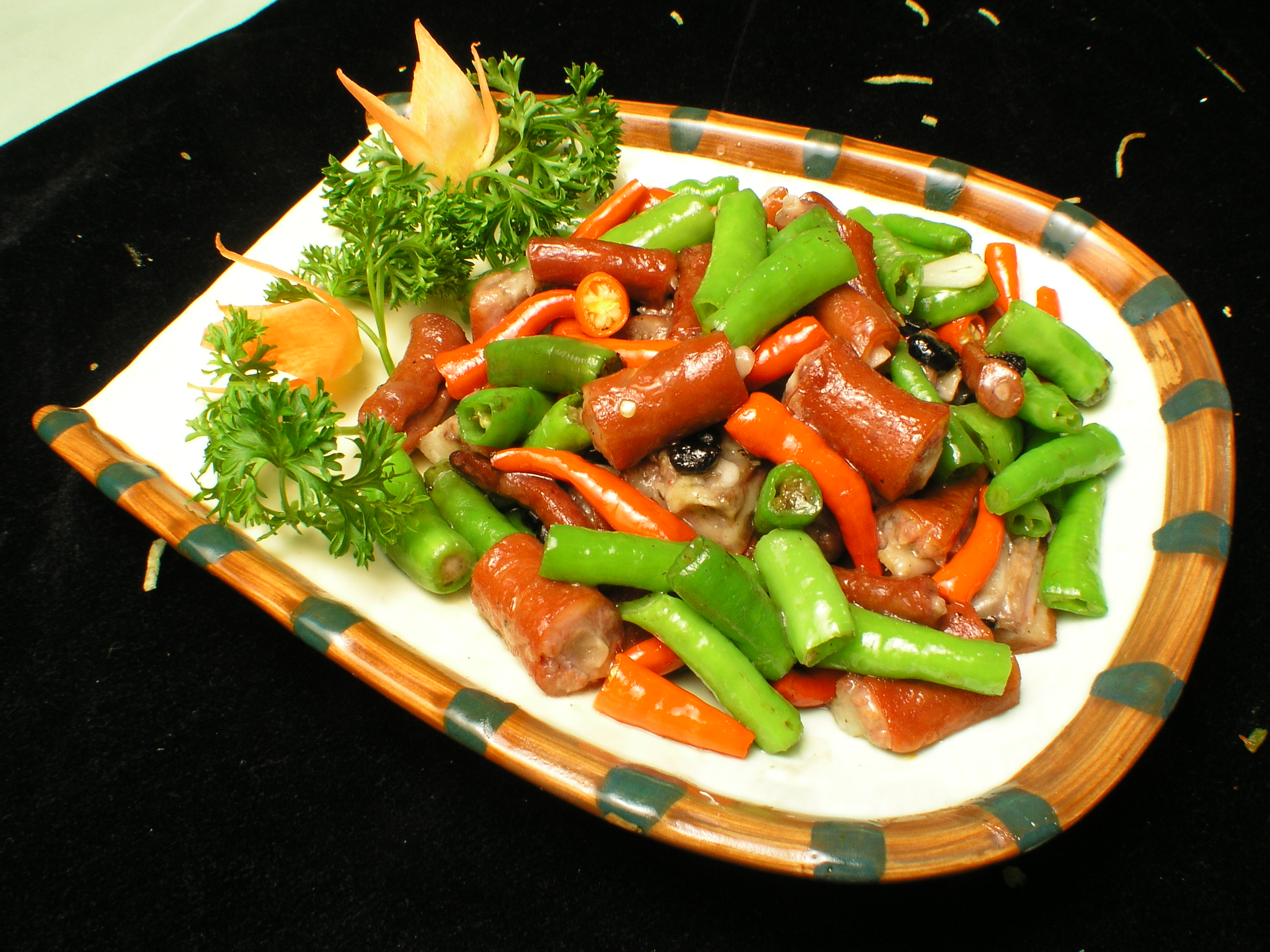 农家子椒爆猪尾 十分好吃的小菜,光听名字就知道香