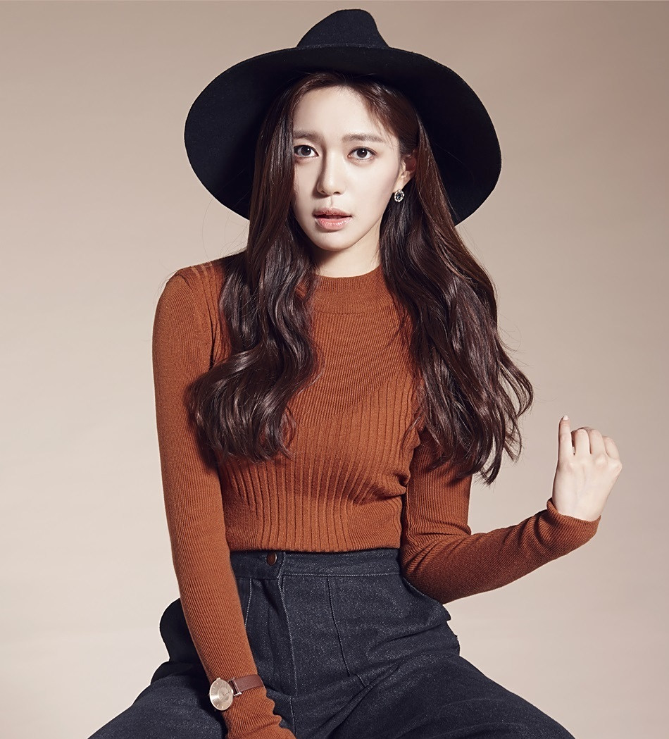 李伊利雅是气质型美女,身材高挑,但却演过不少恶女角色.