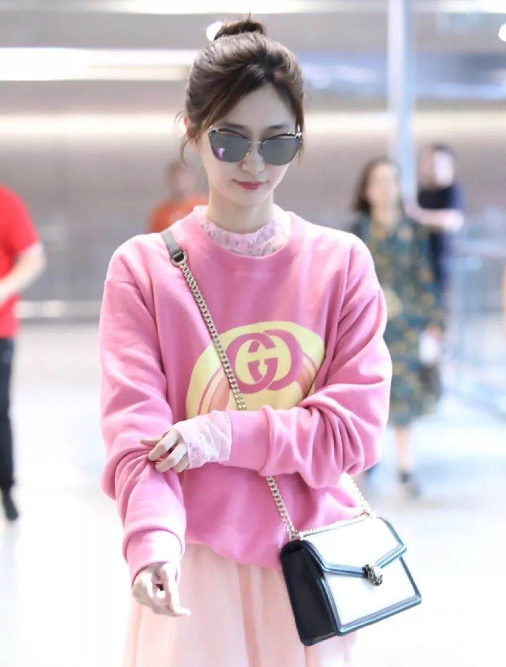 明星们都情有独钟的卫衣搭配,照着穿,你也能美过唐嫣,迪丽热巴