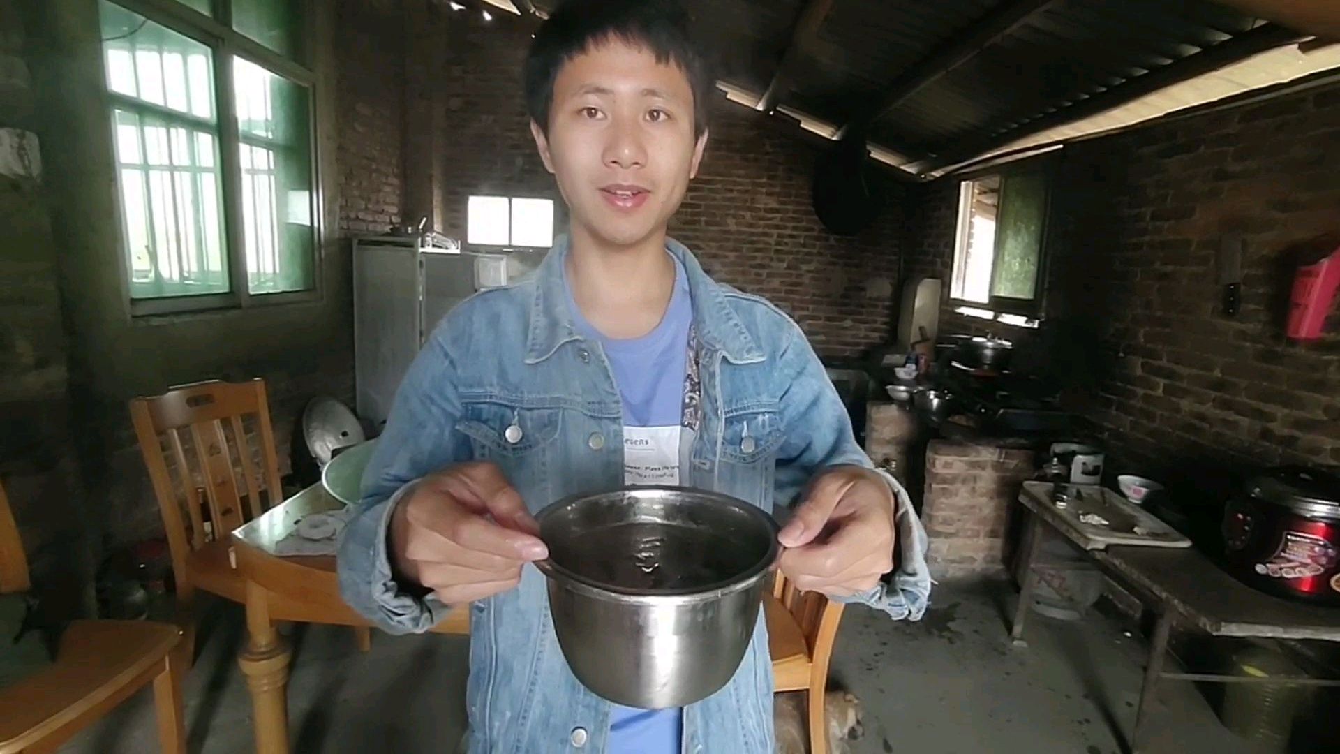 农村小伙煮了一道酸菜鸡血汤,补血又洗肠,农村人特别爱吃!