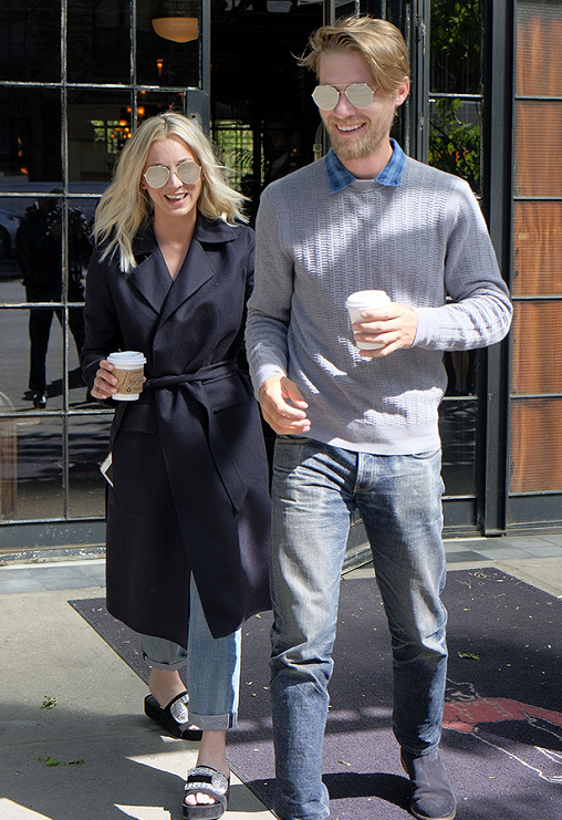 kaley cuoco和丈夫karl cook在赛马展的pda会议上大秀恩爱