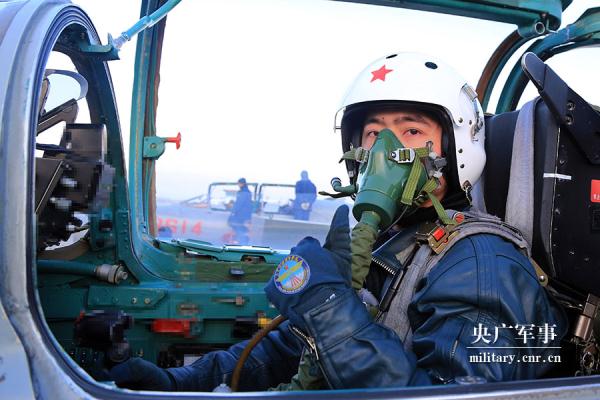 空军西安飞行学院某旅组织新学员进行双机特技飞行训练