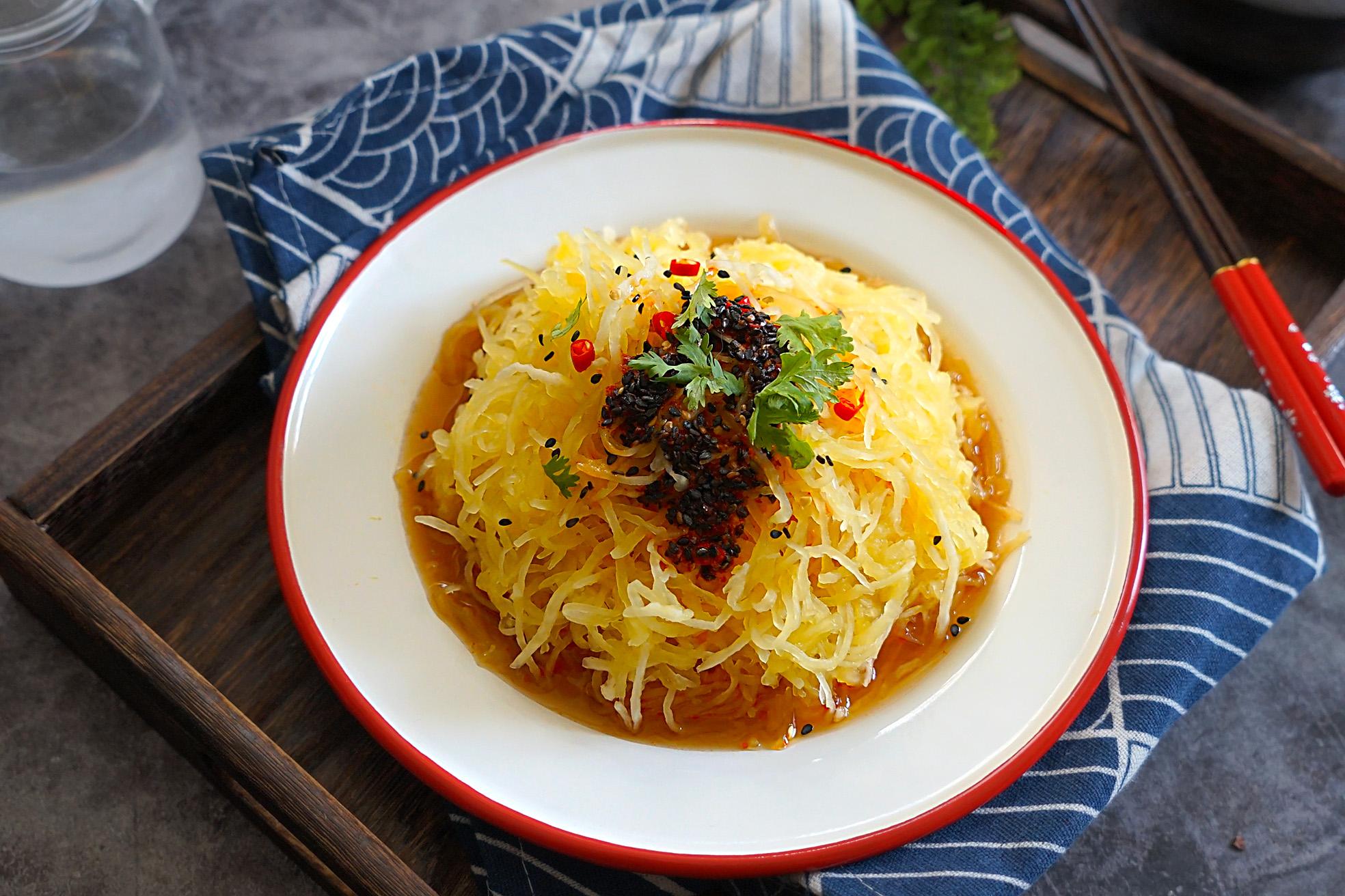 这瓜好神奇!瓜丝不用切筷子搅一搅就一大盘,凉拌比土豆丝还好吃