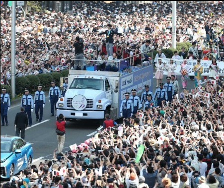 花滑王子偶像正能量 逾10万人参加羽生结弦巡游活动 现场不留垃圾