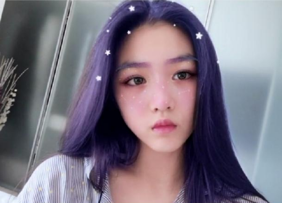 汪峰女儿小苹果近照认不出,染了头发,妆容精致,神似女明星!