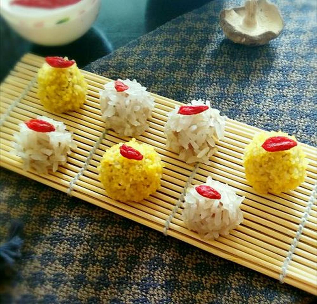 冻米肉丸,是江西临川县传统的汉族名菜,既是小吃又是佐餐下酒的佳肴.