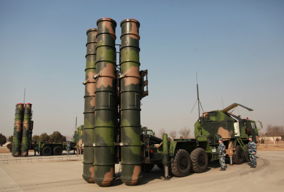 红旗-9防空导弹具有区域防空的能力,采用雷达制导,导弹使用两级火箭