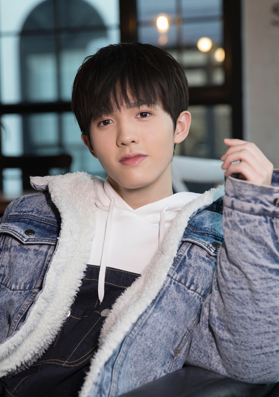 李昊曝时尚牛仔写真大片 颜值爆表气质清新