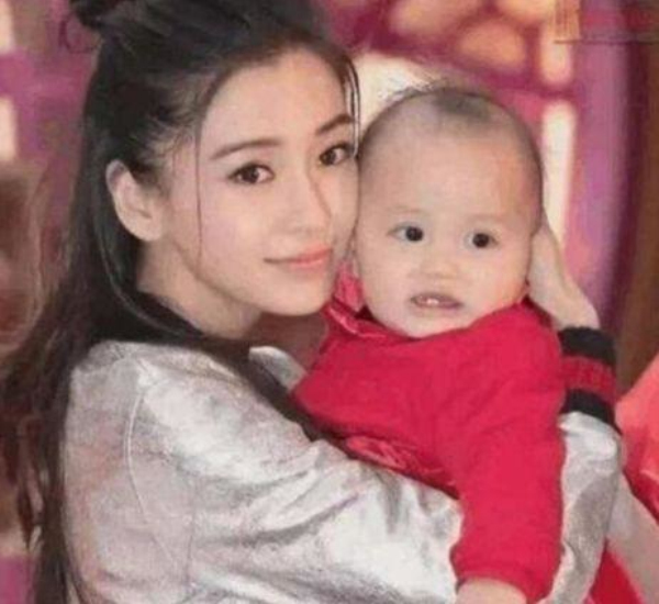 杨颖儿子小海绵曝光后,粉丝们都不淡定了,网友:确定没抱错?