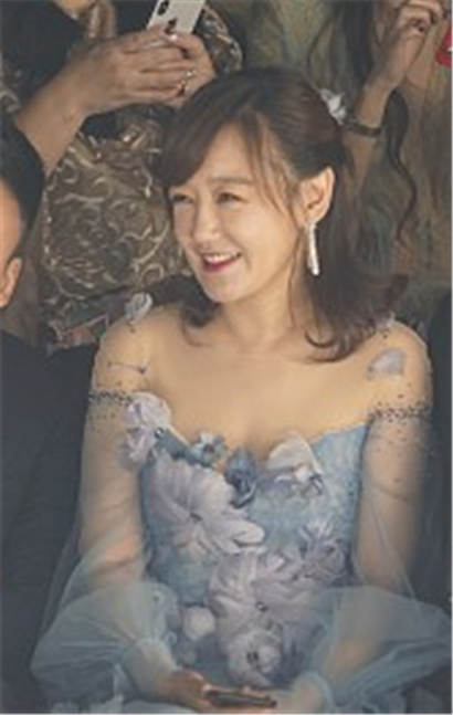 2019春夏上海时装周:胡歌旧爱薛佳凝观秀,脸颊圆润