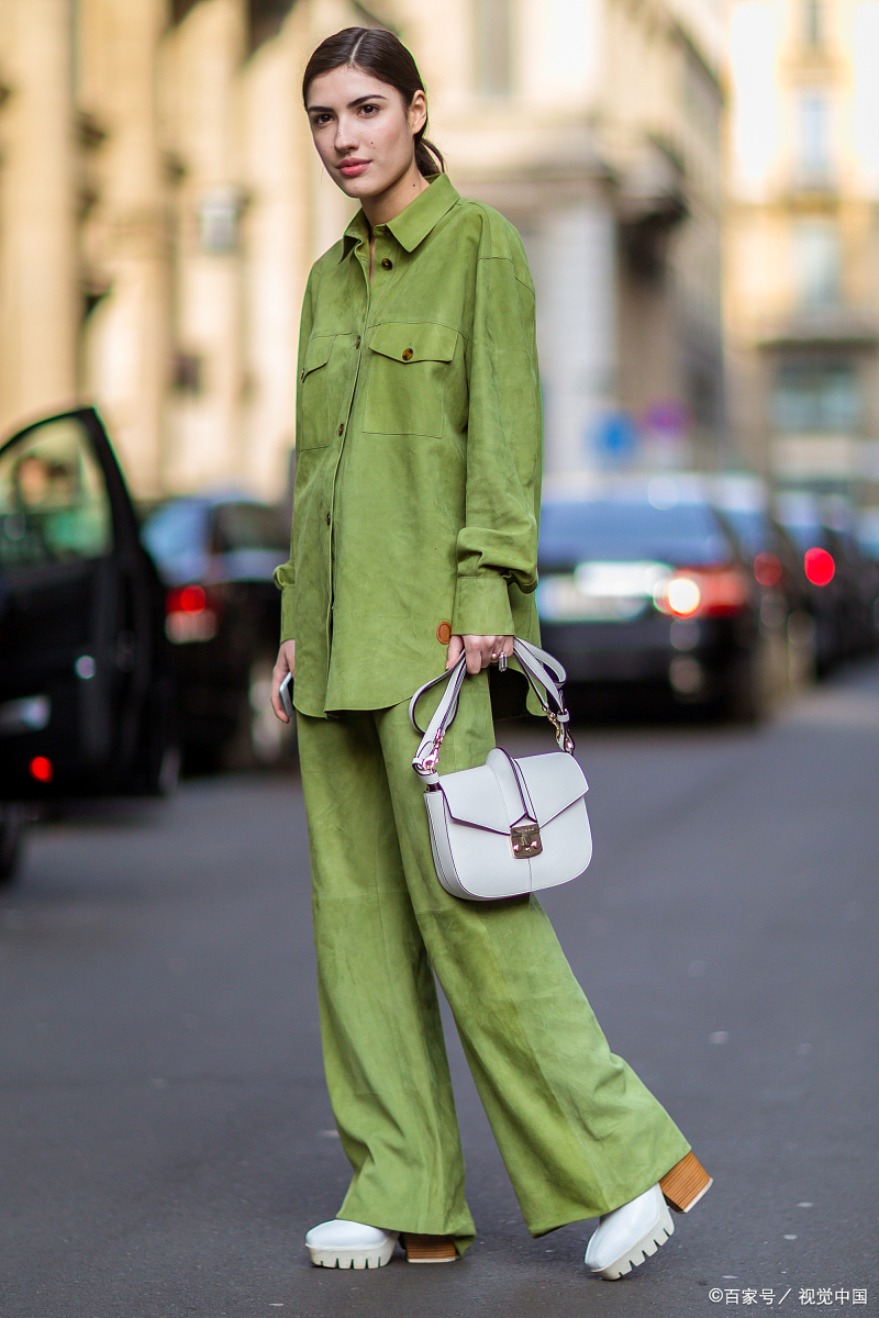 无论是鲜艳明亮的荧光绿,沉稳宁静的墨绿色,低调高贵的祖母绿还是和谐