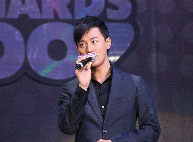 11月29日,林峰晒出了自己的近照,一爆照就是非常吸引眼球的操作,因为