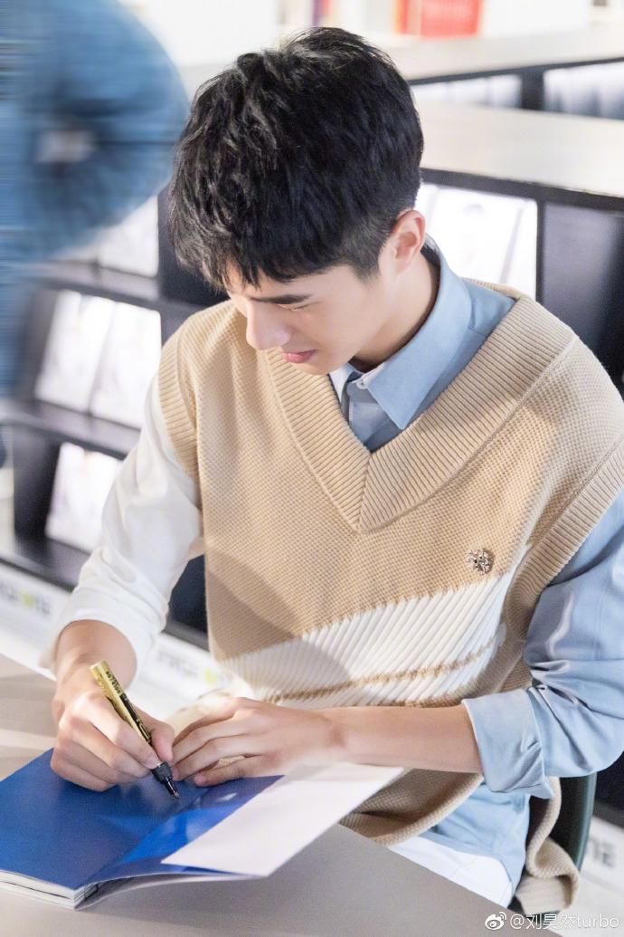 刘昊然帅气写真曝光 笑容温暖活力满满