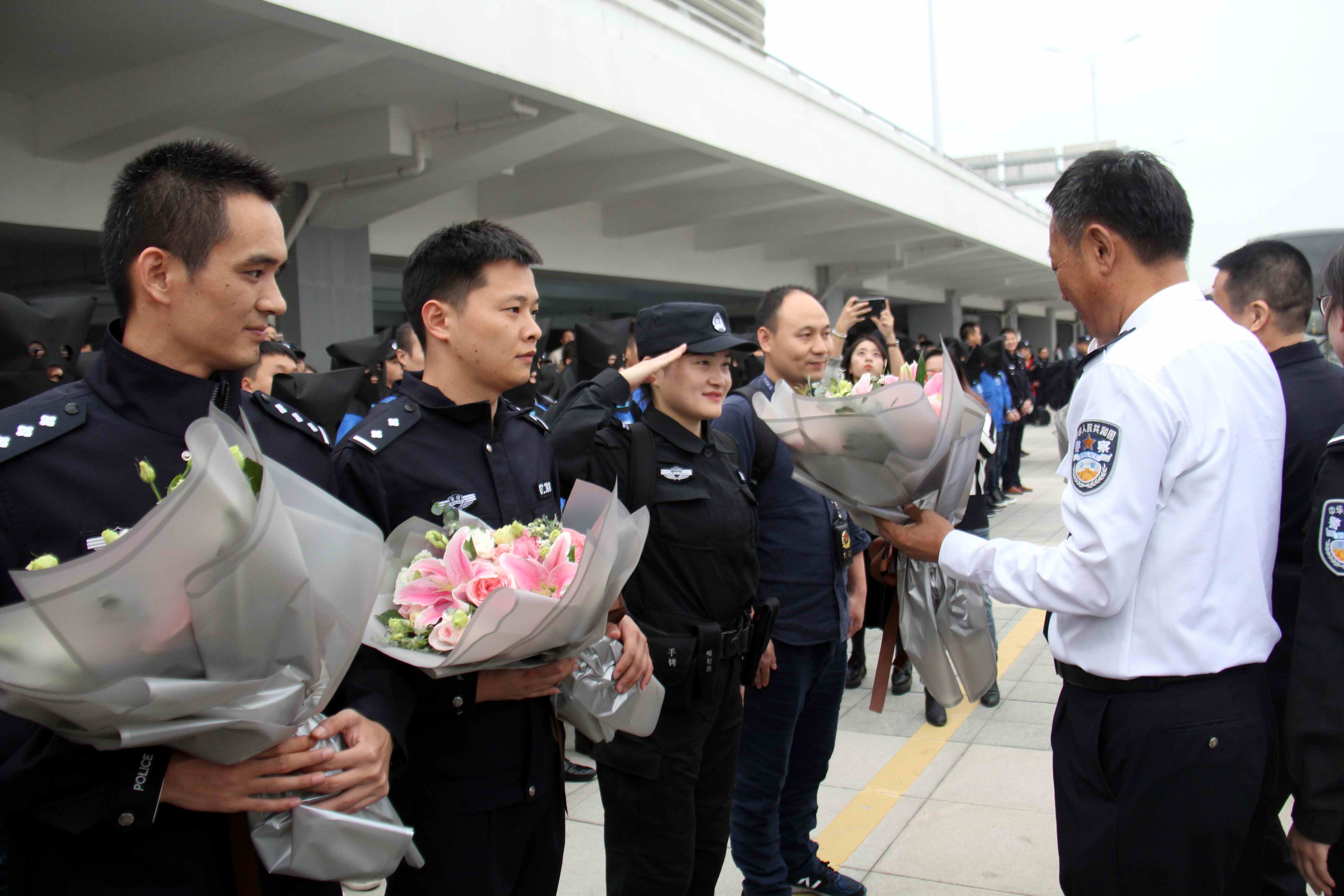 芜湖市公安局常务副局长,党委副书记胡建平向专案组警员们献上鲜花