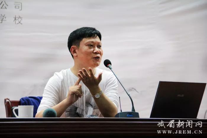 解密杜甫的诗圣之路 作家彭志强助力"书香峨眉"全民阅读