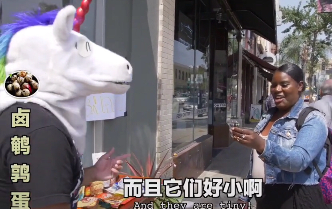 国外街头,外国人试吃辣条后抢着要,那干吃十三香呢?