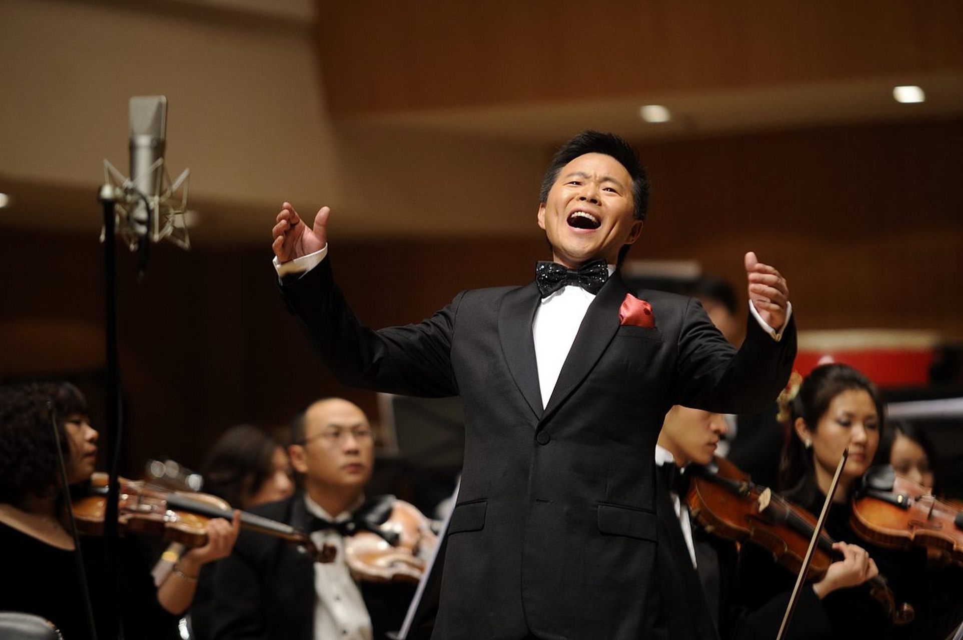 2008年,40岁的歌唱家王宏伟仍然没有找到另一半