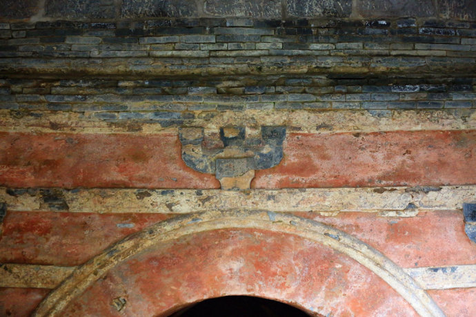 一皇帝陵墓被盗,盗墓贼还在墓中刻字,气得专家当场吐血