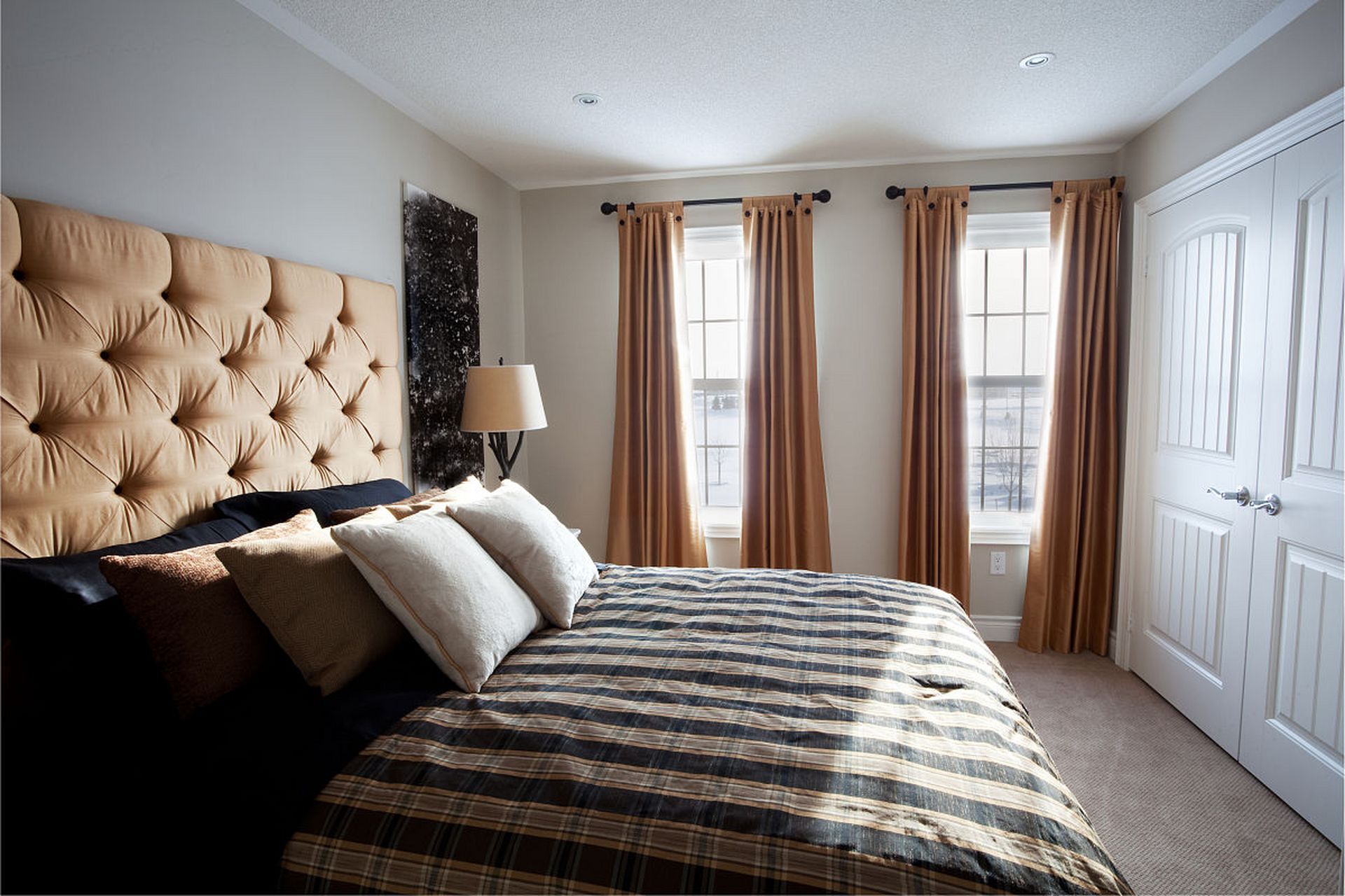 当卧室墙壁出现发霉时,需检查原因并采取相应措施.