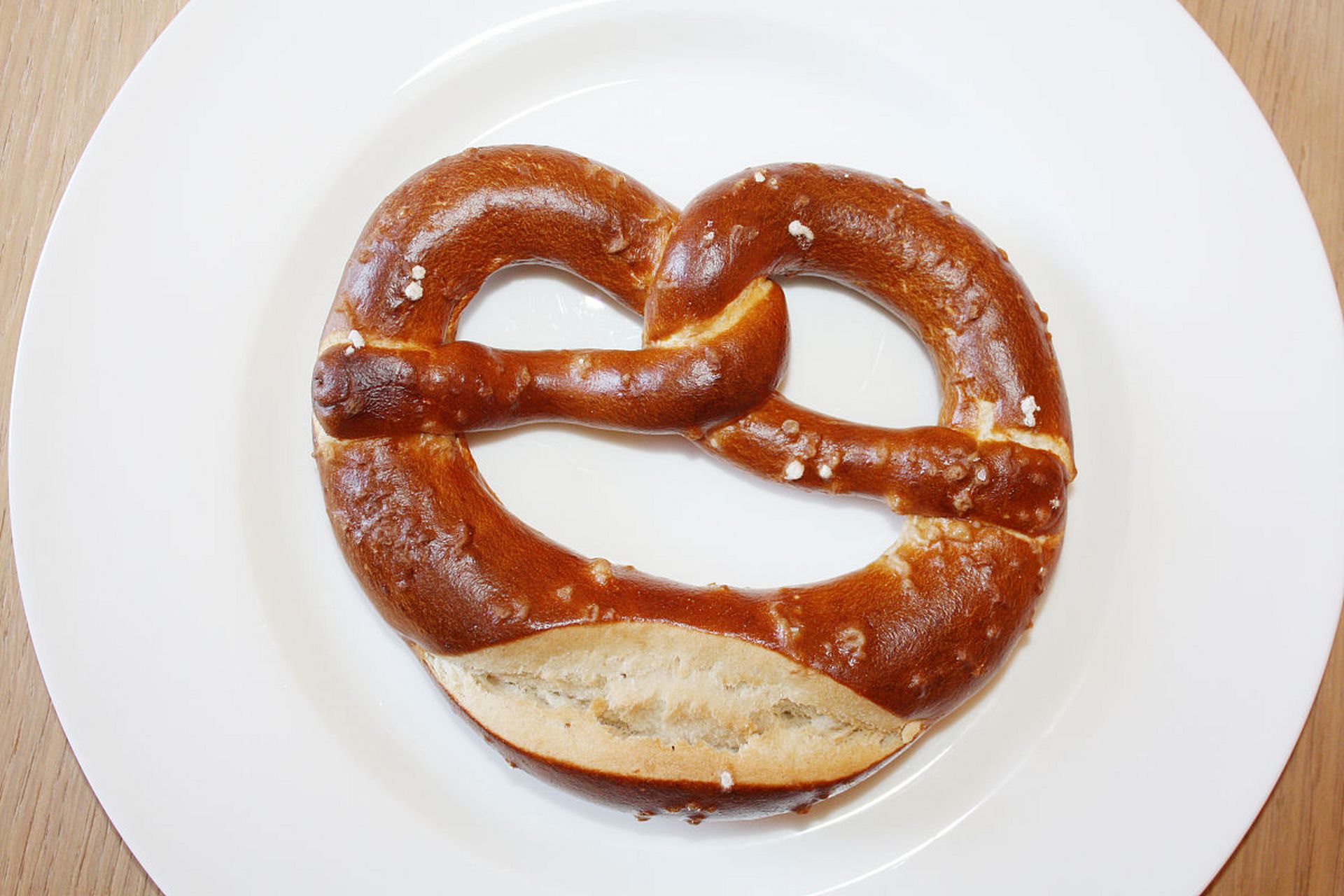 德国pretzel是碱水面包,以扭结形状和棕红色表皮闻名,流行于德语国家.