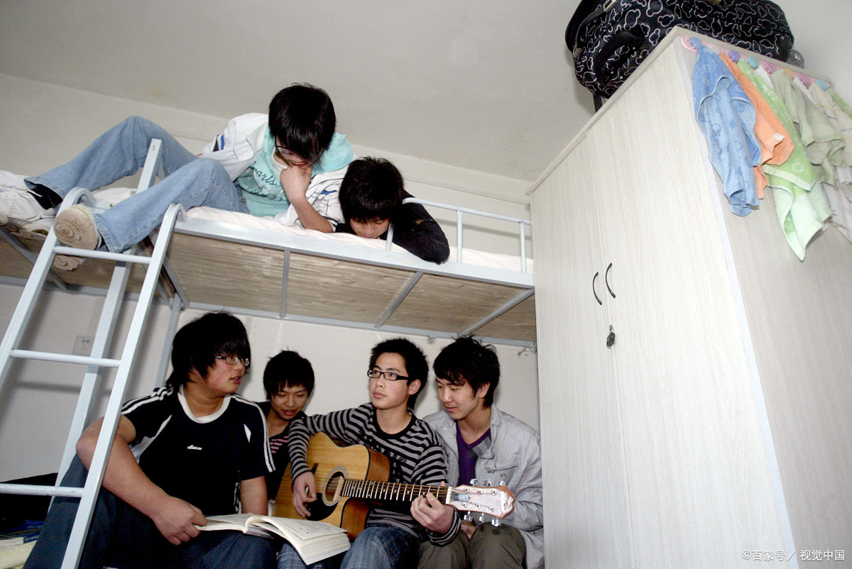 在大学的生活中,室友之间的关系就像一把双刃剑,既能为你的大学生活