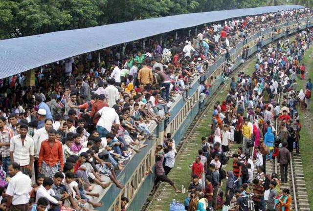 印度人到底怎么坐火车?车顶上真的挤满了人吗?简直像开挂